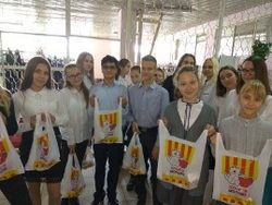 дети с подарками