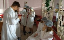 учащиеся одевают халаты